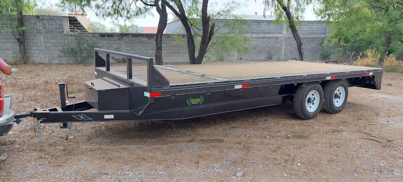 Remolque Cama Alta 8×20 – 8 birlos, 6 toneladas (Negro)